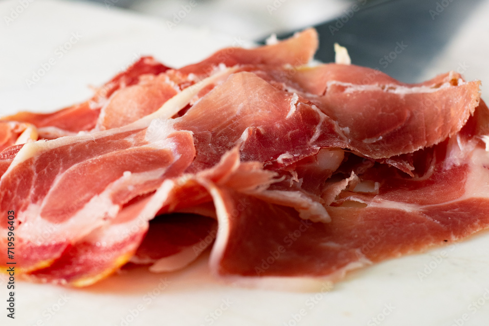Placer Gourmet: Jamón Crudo de Alta Calidad, Sumérgete en el mundo de la gastronomía con esta impresionante imagen de jamón crudo. Capturando la riqueza de texturas y colores. Placer Gourmet: Jamón Crudo de Alta Calidad, Sumérgete en el mundo de la gastronomía con esta impresionante imagen de jamón crudo. Capturando la riqueza de texturas y colores.