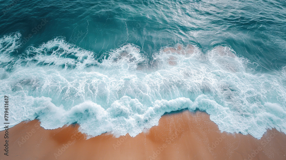 Fototapeta premium Waves breaking on the shore on a tropical beach.