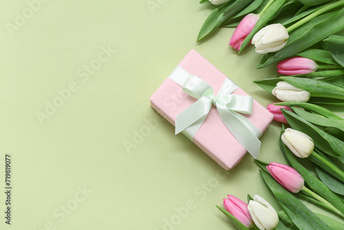 Pink gift box and beautiful tulips on green background. International Women's Day © Pixel-Shot
