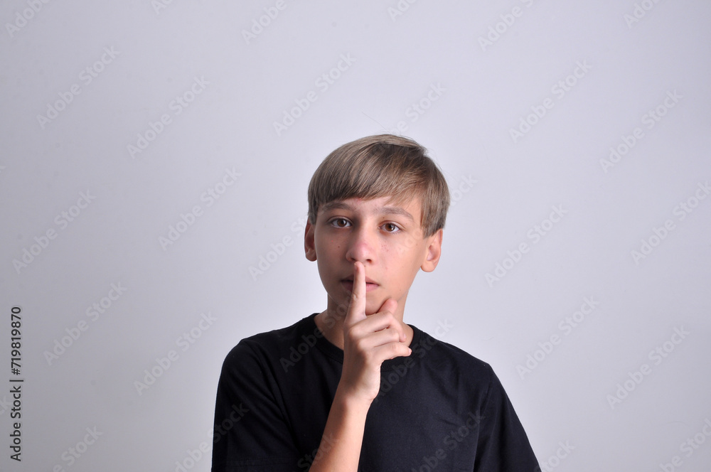 menino fazendo sinal de silêncio menino fazendo sinal de silêncio