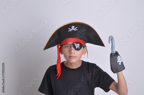 Menino com roupa de pirata, capitão gancho com chapéu de caveira , brincadeira e fantasia maritima  photo