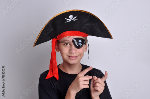 Menino com roupa de pirata, capitão gancho com chapéu de caveira , brincadeira e fantasia maritima 
