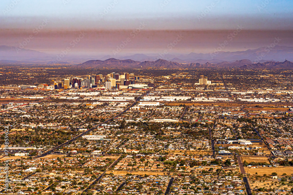 Fototapeta premium A view of Phoenix from above shows the presence of a layer of smog above the city