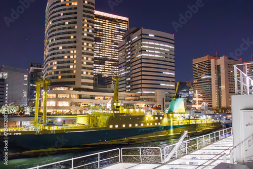 竹芝桟橋と橘丸。
東京の夜景。

東海汽船東京湾〜伊豆諸島航路のさるびあ丸船上にて。
2023年11月1日撮影。
 photo