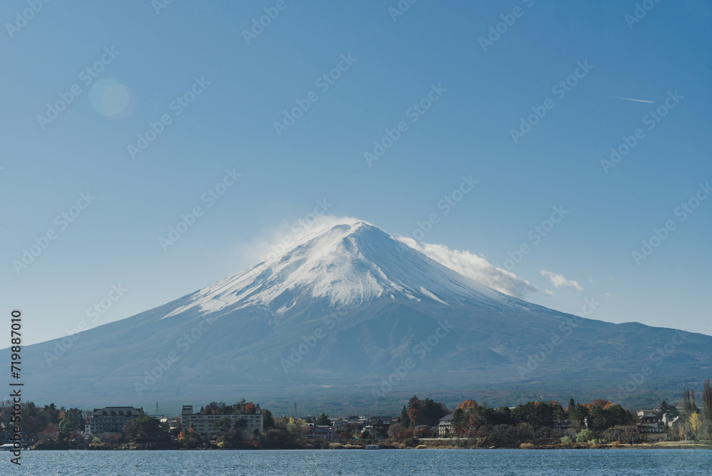 Mount Fuji, the iconic symbol of Japan, during the season of autumn foliage, a period of exceptional beauty.