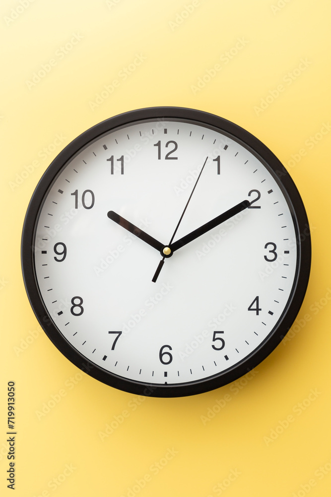 黄色背景に掛け時計