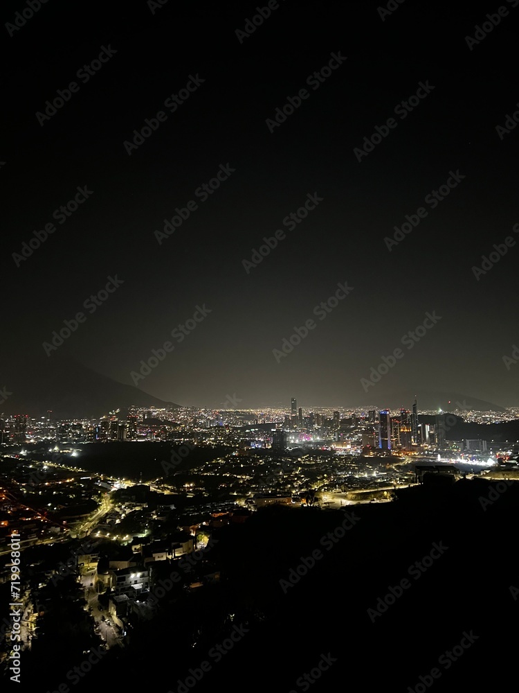 Ciudad mexicana de noche, Monterrey.