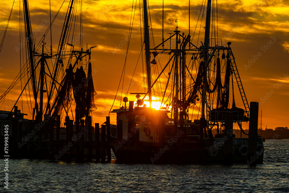 Obraz premium Shrimp Boats on The Amelia River at Sunset, Fernandina City, Amelia Island, Florida, USA