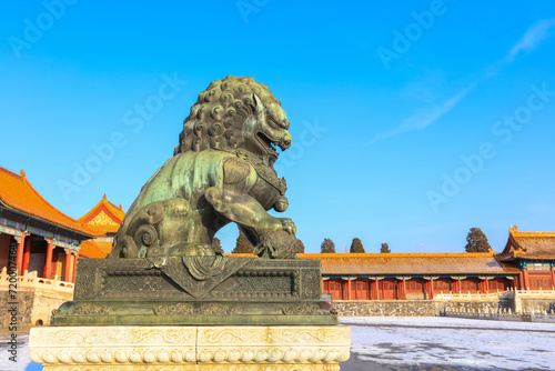 Cuadro en lienzo Bronze Lion at the Forbidden City in Beijing