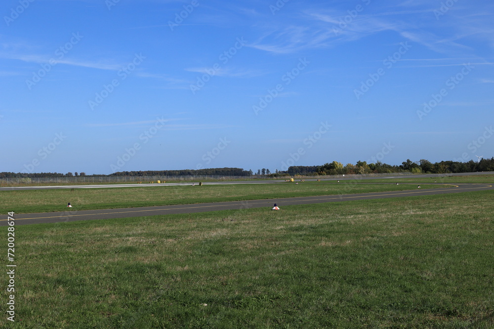 Blick auf die Start- und Landebahn eines kleinen Flughafens in Arnsberg im Sauerland
