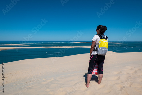 Explorando o horizonte: Uma mulher turista contempla o mar com serenidade
