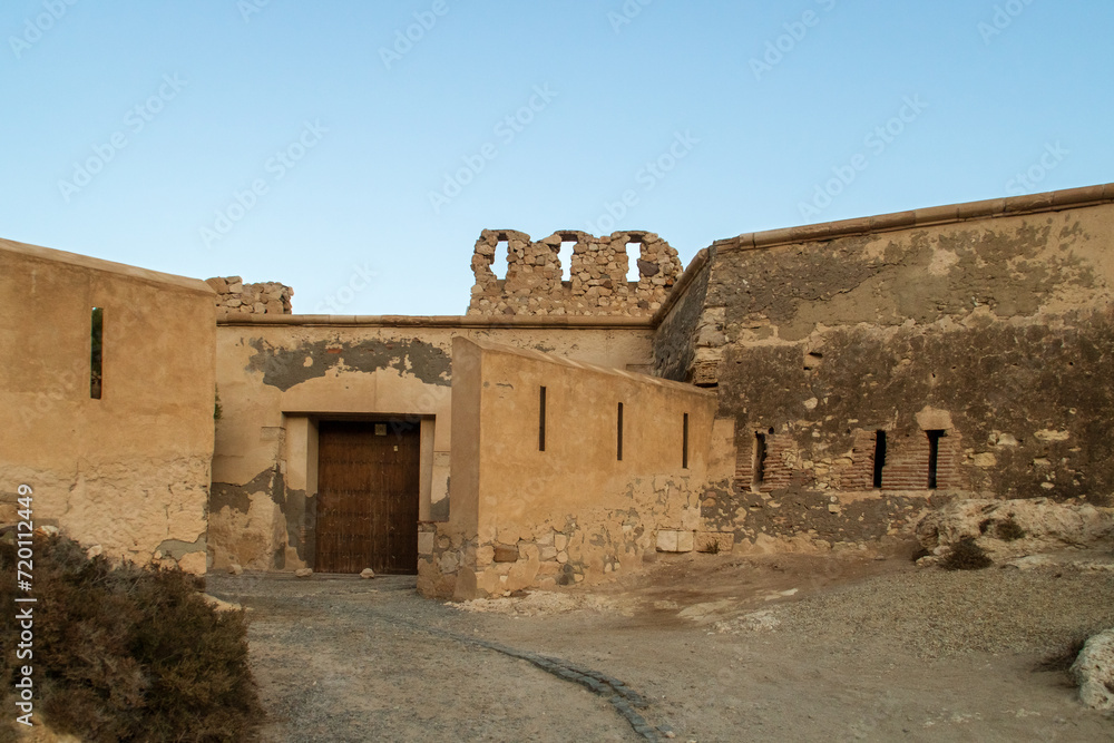 Castillo o batería de San Ramón en Rodalquilar, Almería, España. Vista de la entrada y paredes de la estructura de defensa costera construida en 1764.