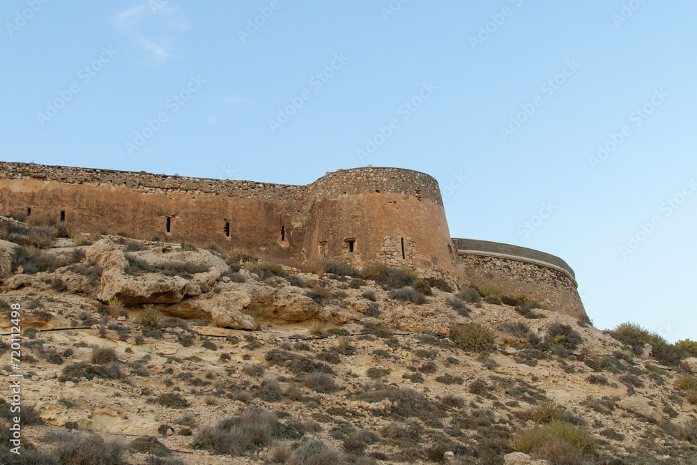 Castillo o batería de San Ramón en Rodalquilar, Almería, España. Vista de las paredes de la estructura de defensa costera construida en 1764.