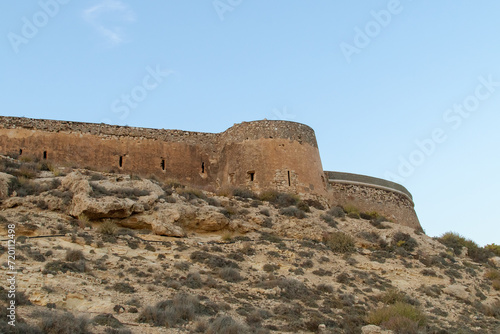 Castillo o batería de San Ramón en Rodalquilar, Almería, España. Vista de las paredes de la estructura de defensa costera construida en 1764.