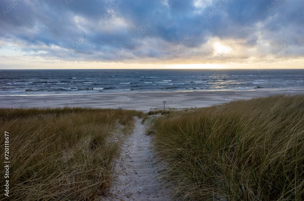 Fußweg durch die Dünen zum Strand Fußweg durch die Dünen zum Strand