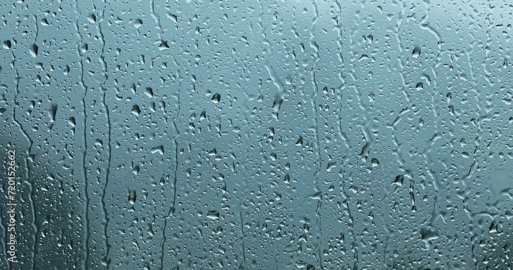 Obraz premium Heavy storm rain droplets pattern on glass window.