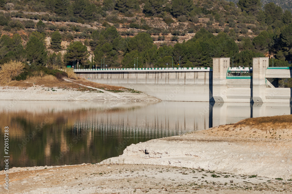 Escasez de agua en el pantano de Beniarres provocado por el cambio climatico. Enero de 2024, España