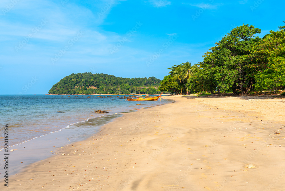 Secluded beaches in the north of the island of Ko Jum, which is also called Ko Pu in this part of the island. Hut Luboa beach is a long, extremely quiet sandy beach