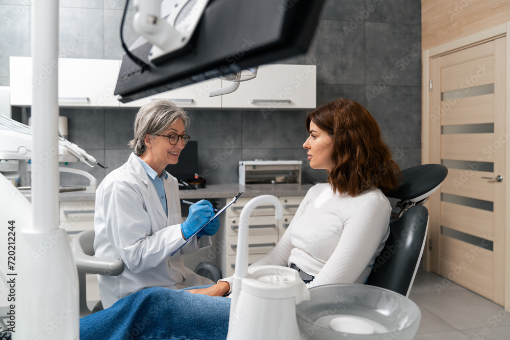 Consultation is taking place in the dentist's office. Consultation is taking place in the dentist's office.