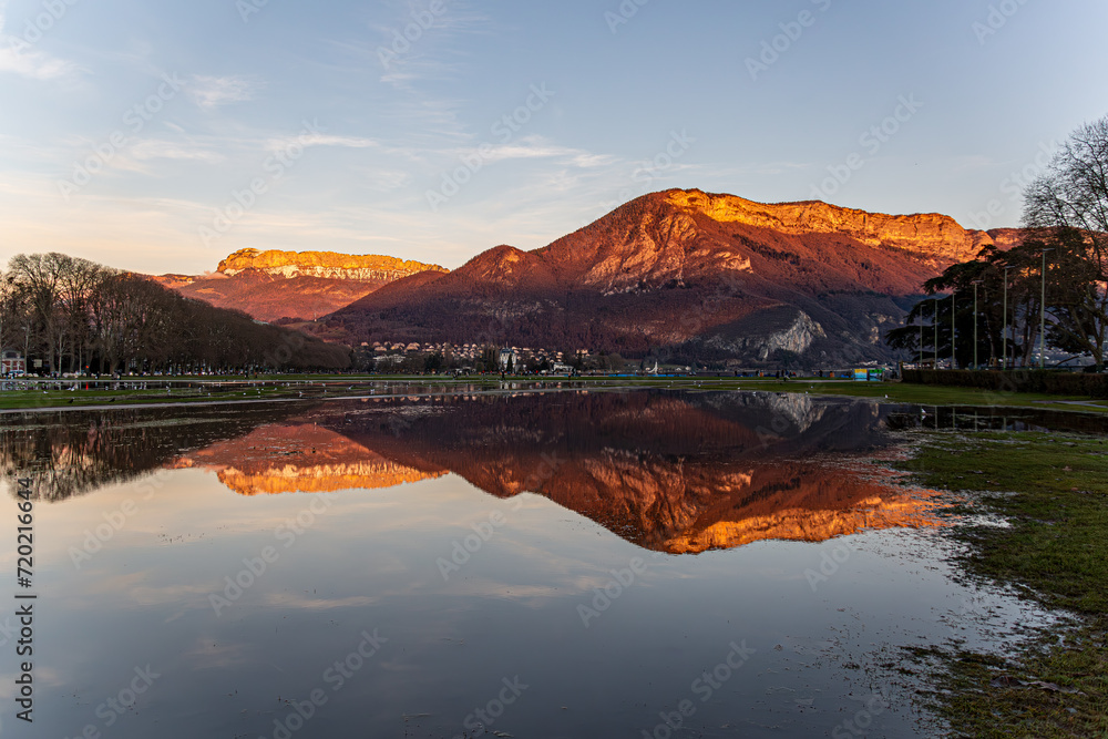 Couché de soleil sur le Parmelan et le Mont-Veyrier depuis Annecy, Haute-Savoie, France