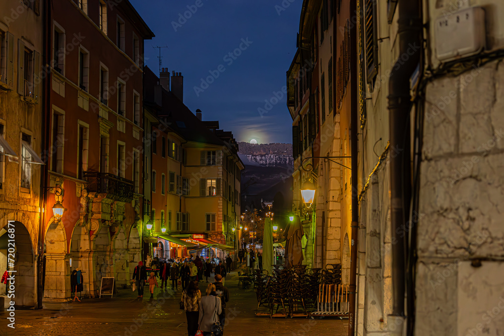 Levé de lune sur le Parmelan depuis le Puit Saint-Jean, Annecy, Haute-Savoie, France