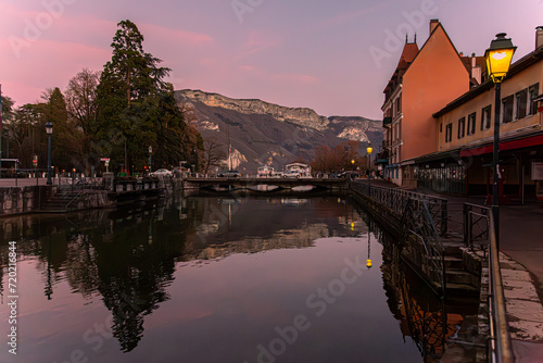L'heure bleue au canal du Thiou, Annecy, Haute-Savoie, France