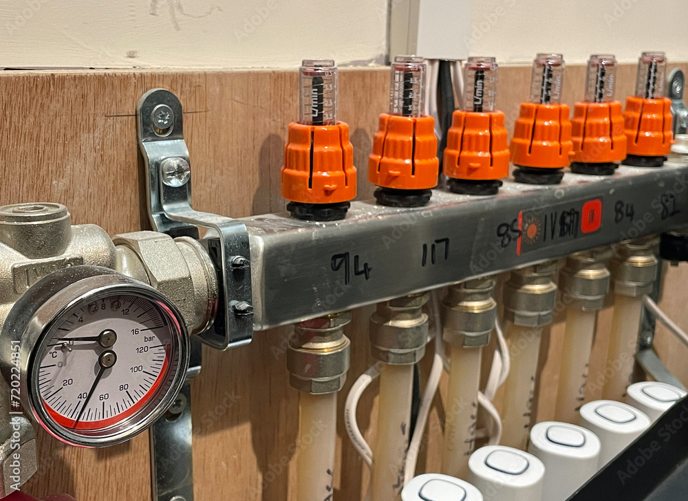 Thermostat pressure gauge for underfloor heating system with manifold