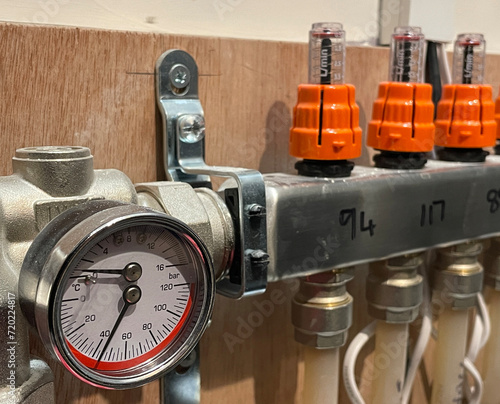 Thermostat pressure gauge for underfloor heating system with manifold controls