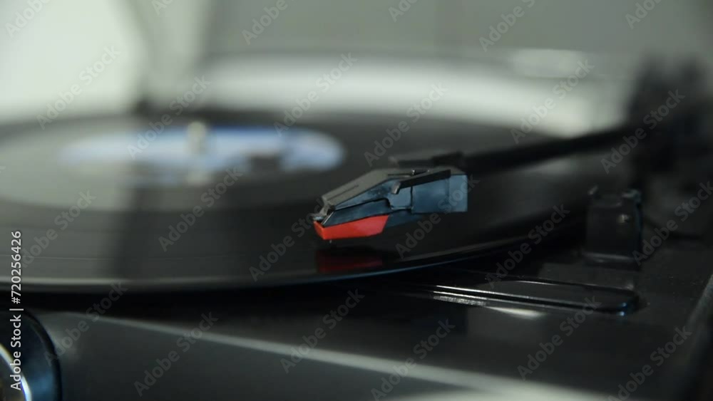 analogowy gramofon odtwarzający płytę winylową analogowy gramofon odtwarzający płytę winylową