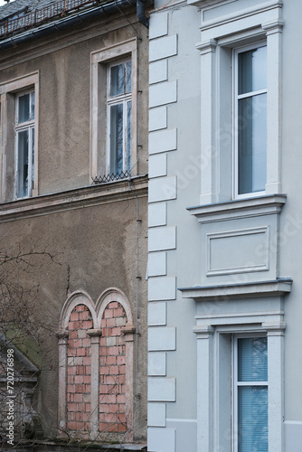 Kontrast zwischen sanierten und unsanierten Gebäude