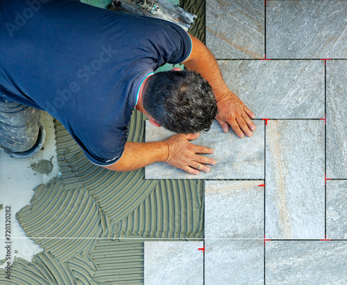Fotografía Tiler carefully lays every single tile with the help of a wire to respect the geometry of the flooring