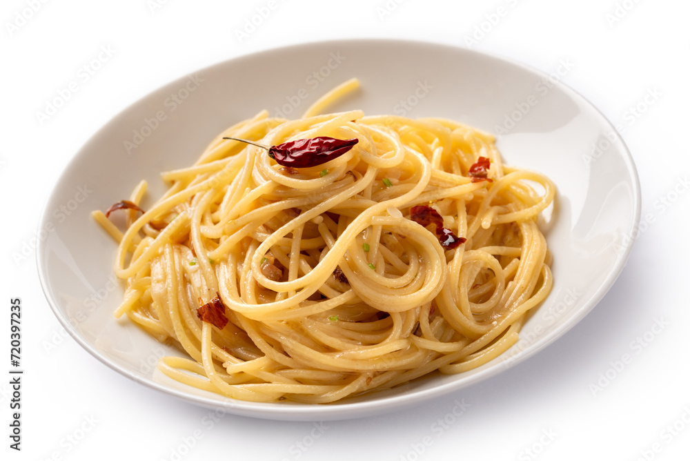 Piatto di deliziosi tipici spaghetti con aglio, olio e peperoncino, tradizionale e semplice ricetta di pasta italiana, cibo europeo 
