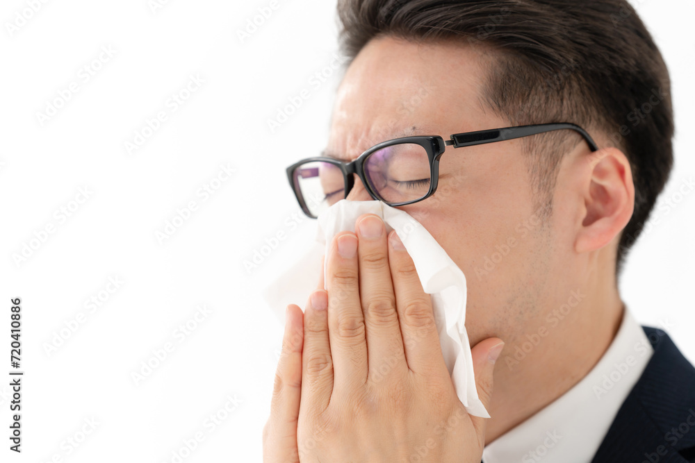 鼻をかむ男性