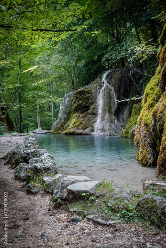 Idyllischer G  tersteiner Wasserfall im Wald  Bad Urach  Schw  bische Alb  Baden-W  rttemberg  Deutschland