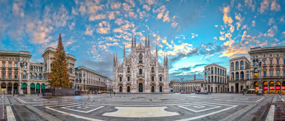 Fototapeta premium Milan, Italy at the Milan Duomo and Galleria During Christmas Time