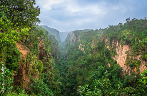 Enveloped in dense forest having medicinal plants and wriggling water streams, Handi Khoh is a horse-shoe shaped ravine valley having sheer drop of 100m in Pachmarchi, Madhya Pradesh, India.