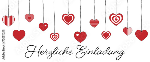 Herzliche Einladung - Schriftzug in deutscher Sprache. Einladungskarte mit hängenden Herzen.
