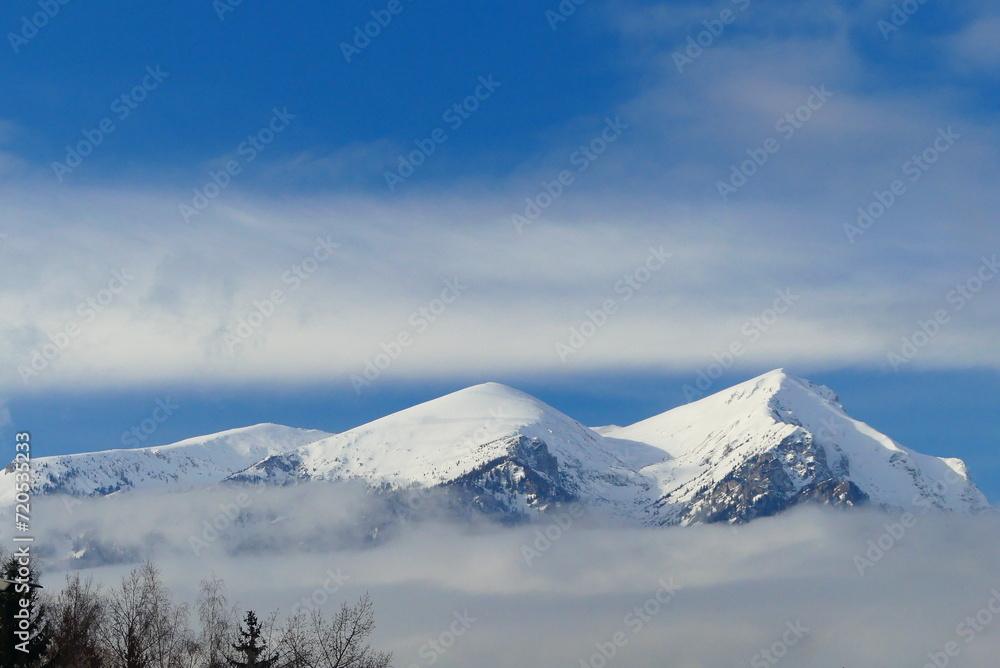 Bergspitzen ragen aus dem Nebel