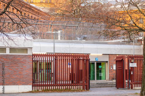 Eingang der JVA Moabit mit Stacheldraht und Panzerglas, Gefängnis Berlin Untersuchungshaft