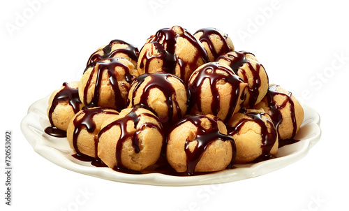 Photos prato com sobremesa profiteroles recheado com calda de chocolate isolado em fund