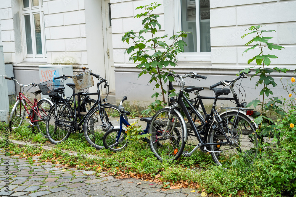 Fahrräder an einer Hauswand