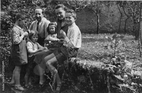 ORIGINAL ANTIQUE PHOTO WITH COUPLE AND THEIR 4 CHILDREN
