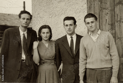 ORIGINAL OLD PHOTO WITH GROUP OF BOYS POSING