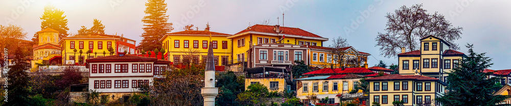 The historical Ortamahalle in Trabzon's Akçaabat district attracts attention tourists with its Ottoman houses, mansions, cobbled streets, fountains and neighborhood culture as a whole.