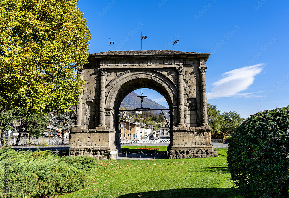 Fototapeta premium Aosta: an honorary arch dedicated to the Emperor Augustus to celebrate the power of Rome who founded the new colony in 25 BC. In the background the snow-covered Alps.