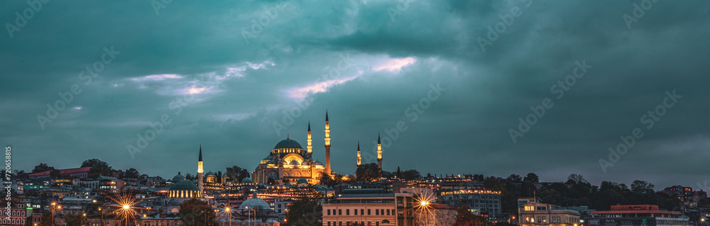 Fototapeta premium Sunset in Istanbul, Turkey with Suleymaniye Mosque (Ottoman imperial mosque). View from Galata Bridge in Istanbul. TURKEY