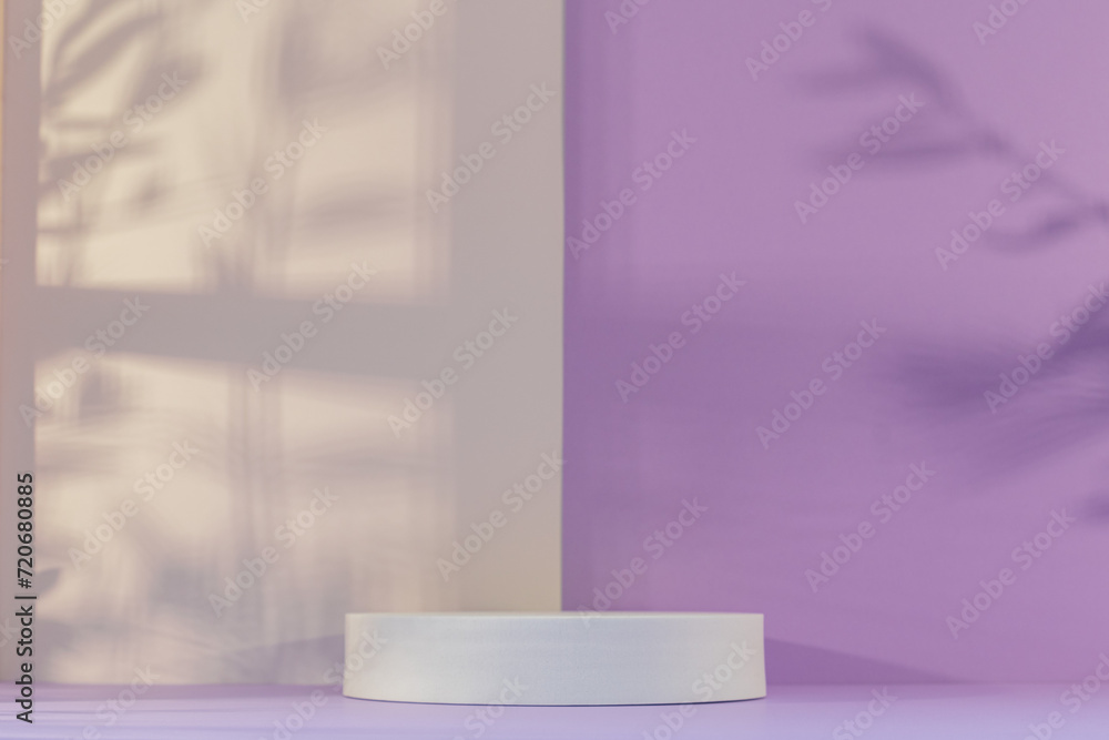Panorama de fond d'un mur blanc et mauve avec un podium vide pour création d'arrière plan. Jeu d'ombre et de lumière du soleil à travers une fenêtre avec des branches d'oliviers. Panorama de fond d'un mur blanc et mauve avec un podium vide pour création d'arrière plan. Jeu d'ombre et de lumière du soleil à travers une fenêtre avec des branches d'oliviers.
