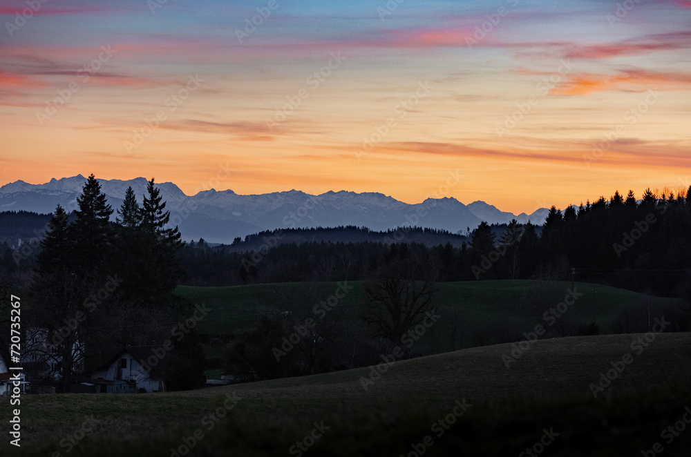 Bergpanorama im Allgäu am Abend. Berge zur blauen Stunde. 