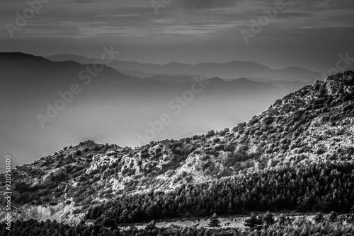 Paisaje de montañas altas en blanco y negro photo