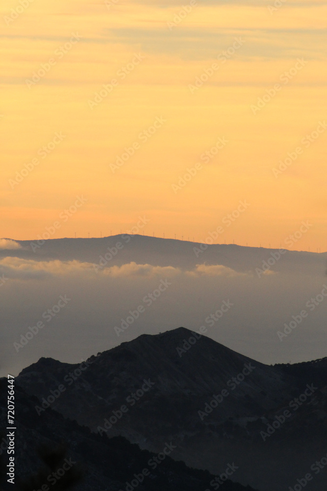 Paisaje de montañas altas con nubes Paisaje de montañas altas con nubes